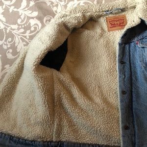 NWOT Levi’s sherpa denim jacket (Brand New)